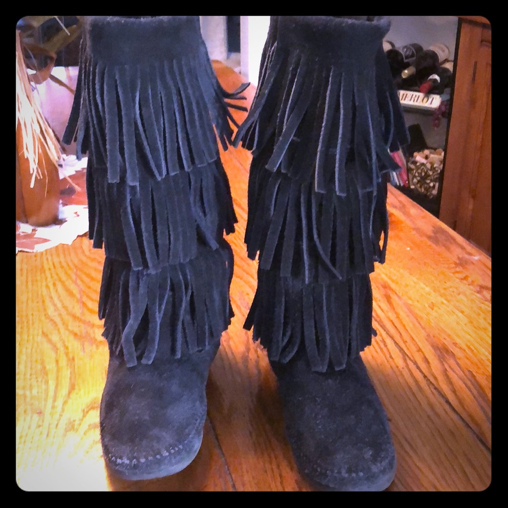 Minnetonka 3-tier fringe boot